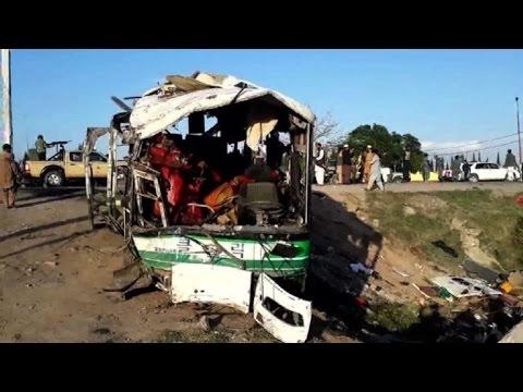 Un autobuz plin cu copii a sărit &icirc;n aer! Sunt cel puţin opt morţi și zeci de răniţi &icirc;n Afganistan