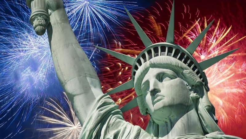 SUA, ZIUA NAŢIONALĂ: zeci de burgeri mâncaţi în 10 minute, artificii, drone şi spectacole incredibile în toate statele (VIDEO). 25% dintre americani nu au habar ce sărbătoresc pe 4 iulie!