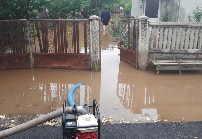 Viaţa după INUNDAŢII. A apărut primul bilanţ al PAGUBELOR produse de PLOILE ABUNDENTE. Autorităţile locale sunt complet DEPĂŞITE