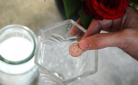 O femeie a scăpat o monedă de cinci bani în vaza cu flori! Ce s-a întâmplat în scurt timp