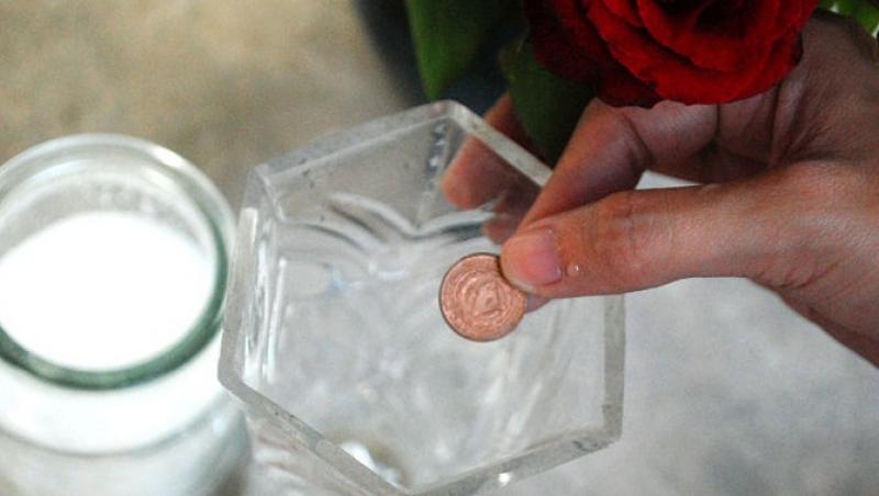 O femeie a scăpat o monedă de cinci bani în vaza cu flori! Ce s-a întâmplat în scurt timp