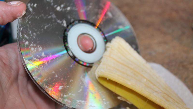 Ce se întâmplă dacă ungi CD-urile cu banană! Efectele se văd imediat!