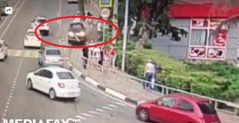 VIDEO! Imaginile sunt șocante! Mai mulți oameni au fost spulberați de o mașină care a intrat pe trotuar: Un mort și mai mulți răniți, la Soci