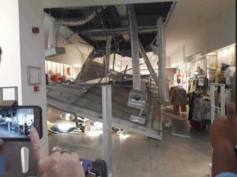 Imagini revoltătoare! "Puteau fi toți morți acum"! Tavanul unui magazin dintr-un mall din România s-a prăbușit peste o tânără