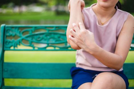 6 probleme frecvente cu pielea cu care o femeie se confruntă pe timpul verii