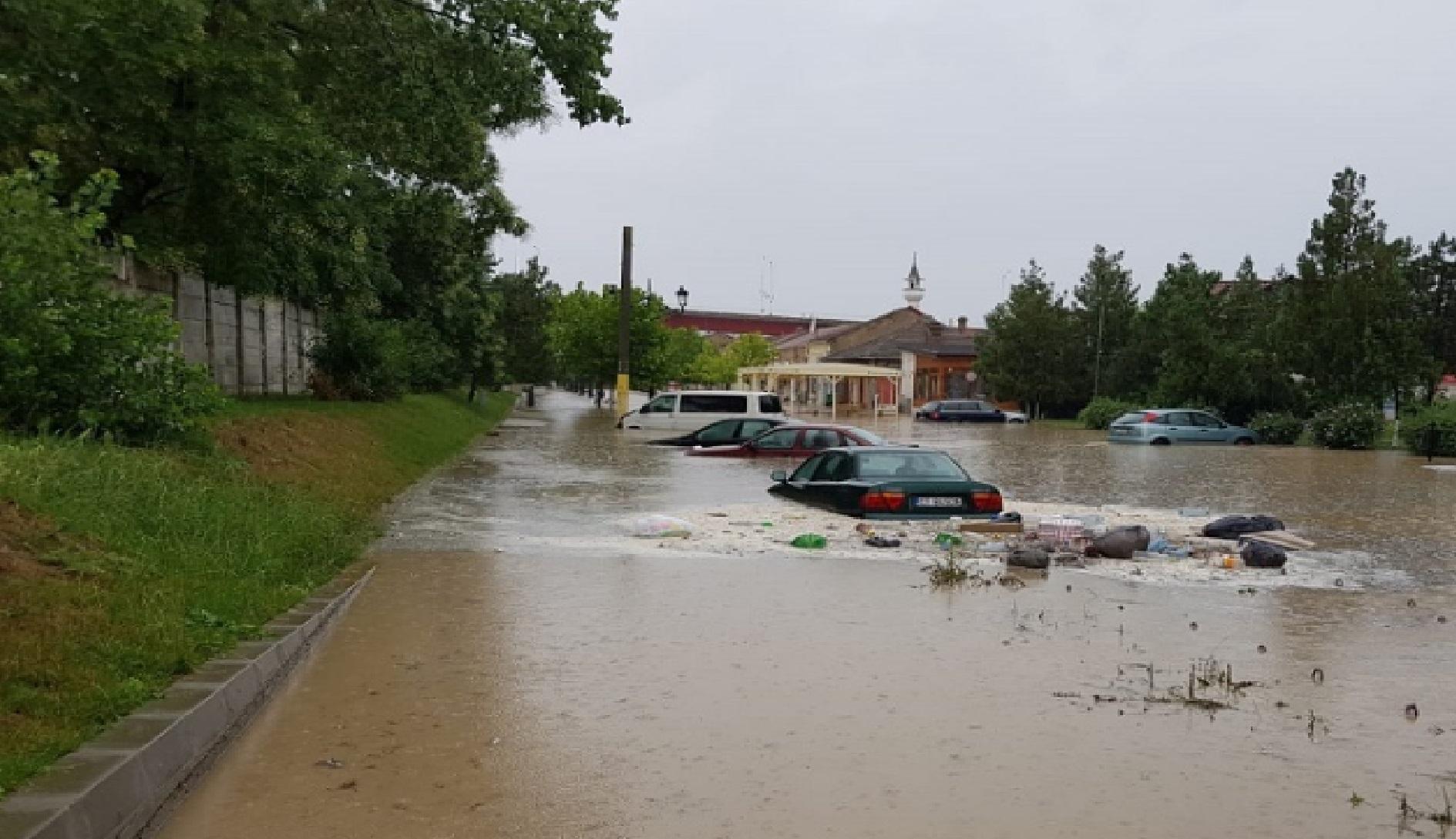 VIDEO: Imagini APOCALIPTICE! S-a rupt cerul &icirc;n Constanţa: maşini luate de apă şi un DRUM NAŢIONAL BLOCAT