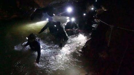 Greșeala care ar fi putut fi fatală pentru cei 12 copii captivi într-o peșteră din Thailanda! Ce au făcut salvatorii voluntari e halucinant! I-ar fi putut costa viața 