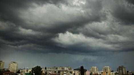Noi AVERTIZĂRI de la meteorologi: Vremea extremă se întoarce. Vijeliile şi ploile puternice pun stăpânire peste România!