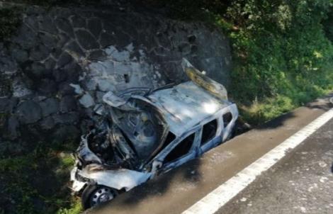 ACCIDENT TERIBIL pe DN 7, cauzat de o decizie periculoasă a unui șofer! O mașină a izbucnit în FLĂCĂRI. Doi minori au fost implicați