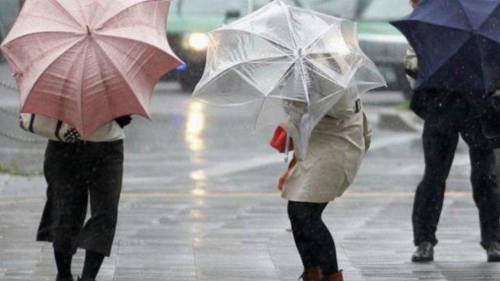 Nu se mai TERMINĂ! Noi vești proaste de la meteorologi! Cod GALBEN de PLOI, VIJELII şi grindină &icirc;n 32 de judeţe şi cod galben de inundaţii pentru 30 de judeţe
