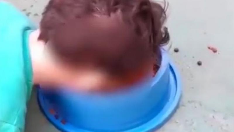 Momentul șocant în care o mamă îi dă copilului de doi ani să consume mâncare de câine: ”Bună, micuțule, vei lua prânzul, nu-i așa?” Imaginile au stârnit revoltă pe internet