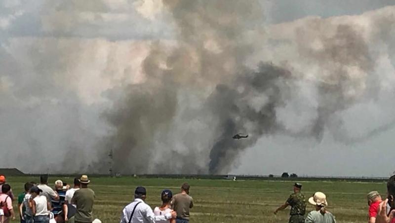 UPDATE: Un MiG-21 Lancer s-a prăbuşit în timpul unui show aviatic! Pilotul ar fi murit în explozia care a izbucnit când aparatul de zbor a atins solul