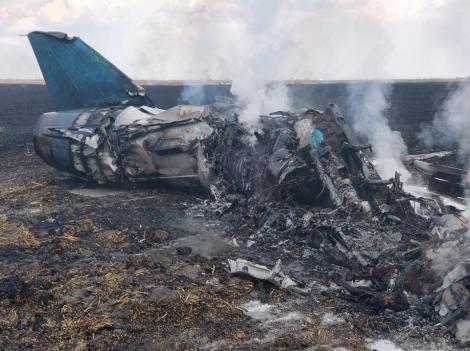 UPDATE: Un MiG-21 Lancer s-a prăbuşit în timpul unui show aviatic! Pilotul ar fi murit în explozia care a izbucnit când aparatul de zbor a atins solul