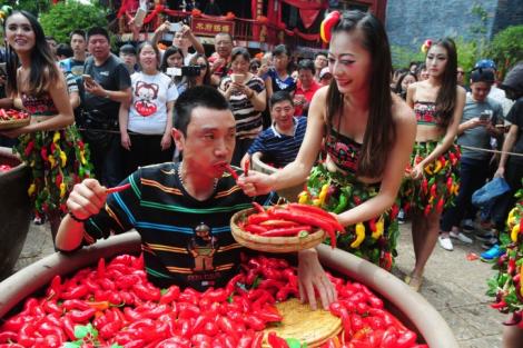 VIRAL! Un chinez a înghiţit 50 de ardei iuţi într-un minut: "I-a mâncat cu o viteză halucinantă. Maestrul de ceremonii abia terminase de vorbit"