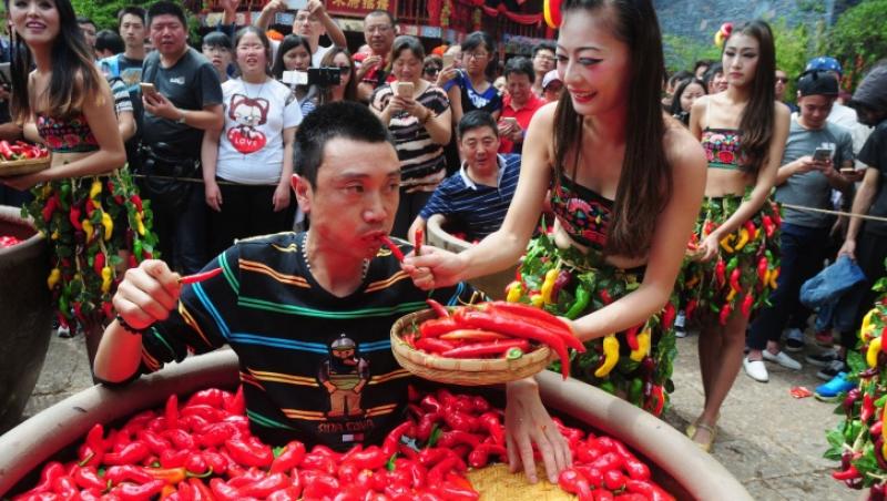 VIRAL! Un chinez a înghiţit 50 de ardei iuţi într-un minut: 