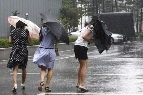 Vremea 10 iulie. Meteorologii anunță cod portocaliu de vreme rea și ploi abundente