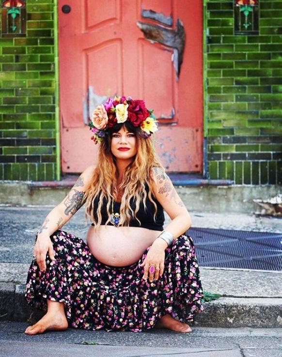 Imaginea care a scandalizat internetul! Cum a fost surprinsă această bloggeriță la c&acirc;teva ore după ce a născut