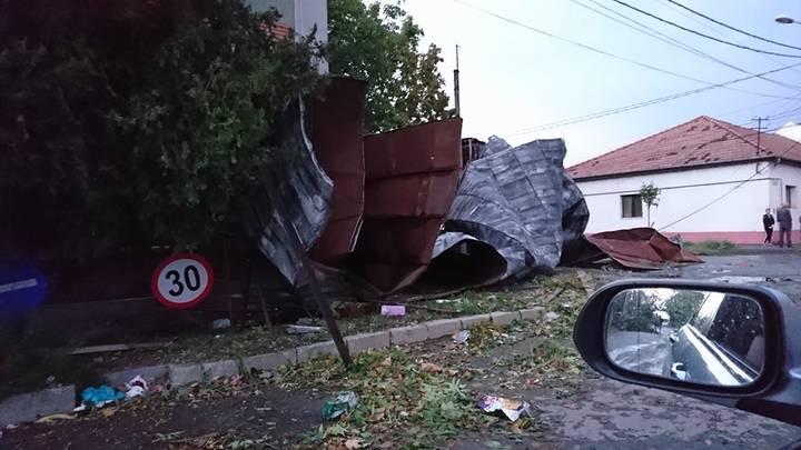 Prăpăd &icirc;n țară! Bilanțul de după furtunile recente este DEVASTATOR: decese, evacuări și sute de locuințe distruse