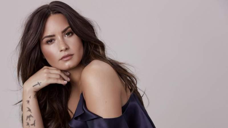 Demi Lovato, pe culmile succesului după supradoza care a băgat-o &icirc;n spital! C&acirc;ntăreața face bani pe bandă rulantă, &icirc;n ciuda faptului că nu s-a recuperat