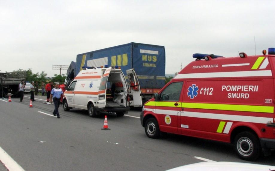 Patru autovehicule s-au izbit pe un DRUM NAȚIONAL! Două persoane au fost preluate deja de echipajele SMURD! Circulația este blocată