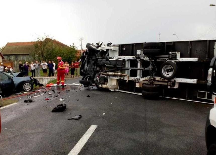 BREAKING NEWS: Trei persoane au MURIT, după ce mașina &icirc;n care se aflau a fost lovită de un CAMION! Cum s-a produs TRAGEDIA?