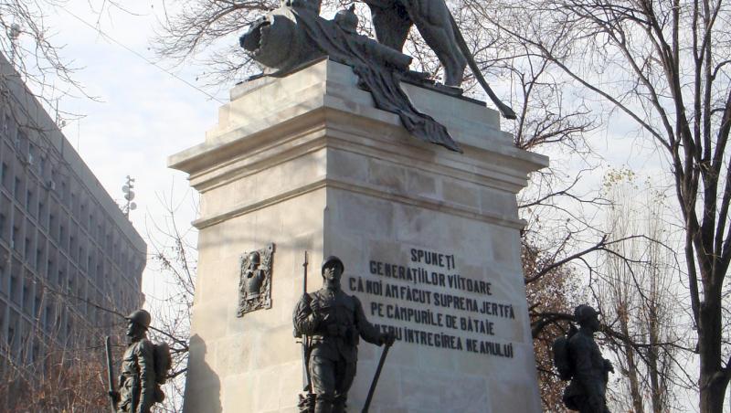Povestea statuii Geniului. Un Leu de 6.000 de kilograme. Ceaușescu i-a șters inscripția, Păunescu i-a pus-o la loc!