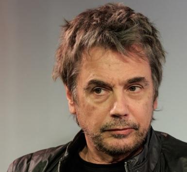 SCANDAL răsunător &icirc;n showbiz! Jean-Michel Jarre, unul dintre pionierii muzicii electronice, sesizează CEDO! DRAMA prin care trece artistul este HALUCINANTĂ