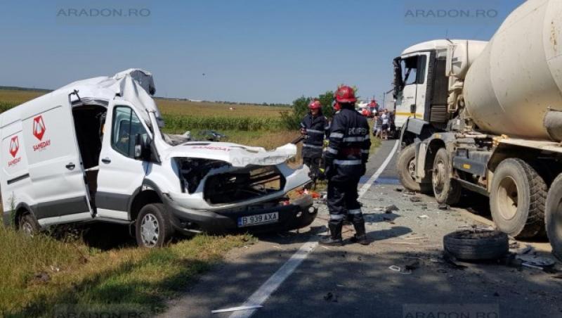 Imagini șocante în Arad! Șoferul unui microbuz a fost strivit pe șosea de un camion care l-a lovit frontal
