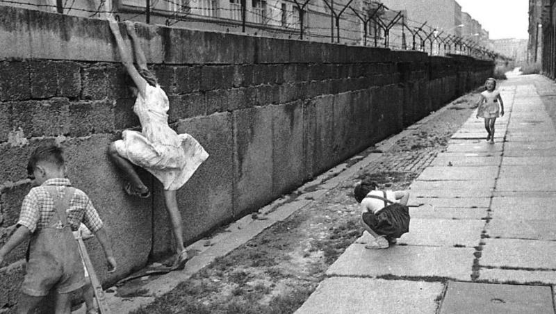 Est sau Vest? Fotografii cutremurătoare cu ZIDUL BERLINULUI: părinţi separaţi de copii, soţi de şotii, prieteni, vecini… “Aveam hipotermie şi eram epuizat”. Mărturiile celor care au trăit să treacă “graniţa”!