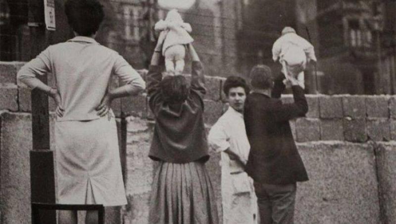 Est sau Vest? Fotografii cutremurătoare cu ZIDUL BERLINULUI: părinţi separaţi de copii, soţi de şotii, prieteni, vecini… “Aveam hipotermie şi eram epuizat”. Mărturiile celor care au trăit să treacă “graniţa”!
