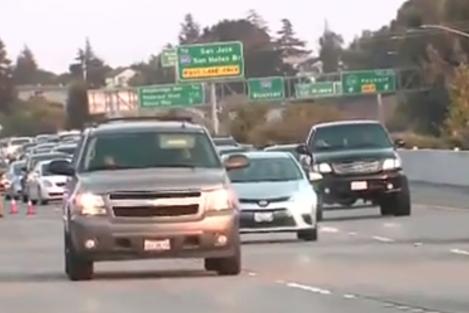 Scene HORROR! Șoferul a filmat cum un AVION ajunge pe autostradă! (VIDEO)
