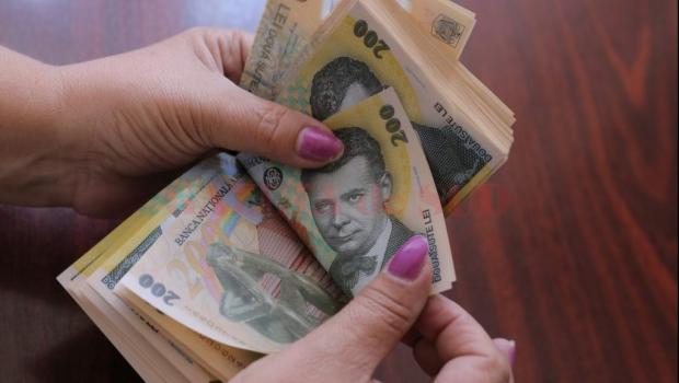 Important pentru părinţi! Din toamnă, copiii cu v&acirc;rste &icirc;ntre 7 şi 16 ani primesc 1.500 de lei de la stat. De ce acte este nevoie