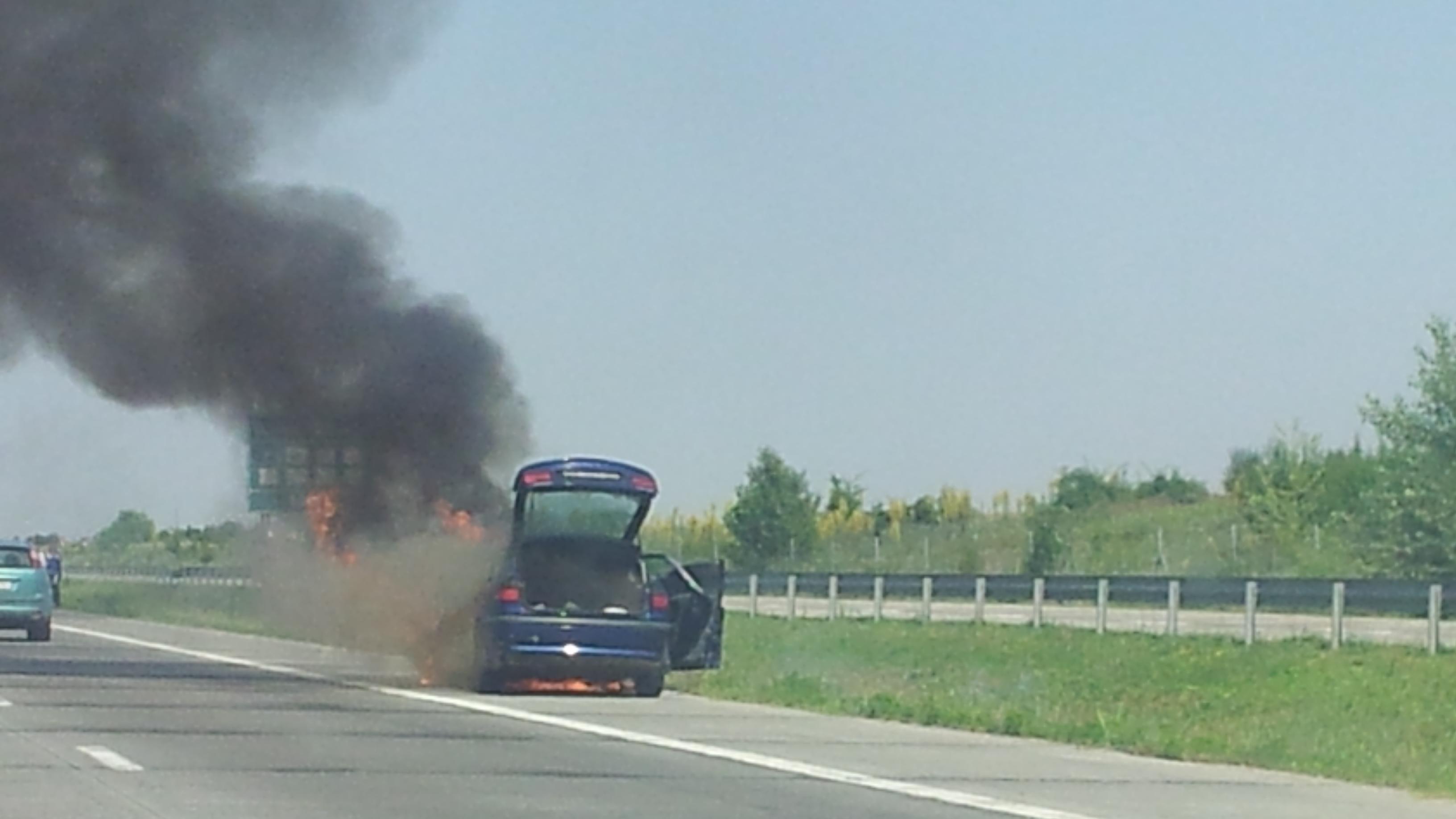 Un autoturism a luat foc pe A2! Circulaţia a fost oprită p&acirc;nă la stingerea incendiului
