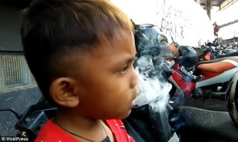 VIDEO VIRAL. Are doar doi ani, dar fumează 40 de ţigări pe zi. Cazul copilului face înconjurul lumii: "Înnebuneşte dacă nu îi dăm"