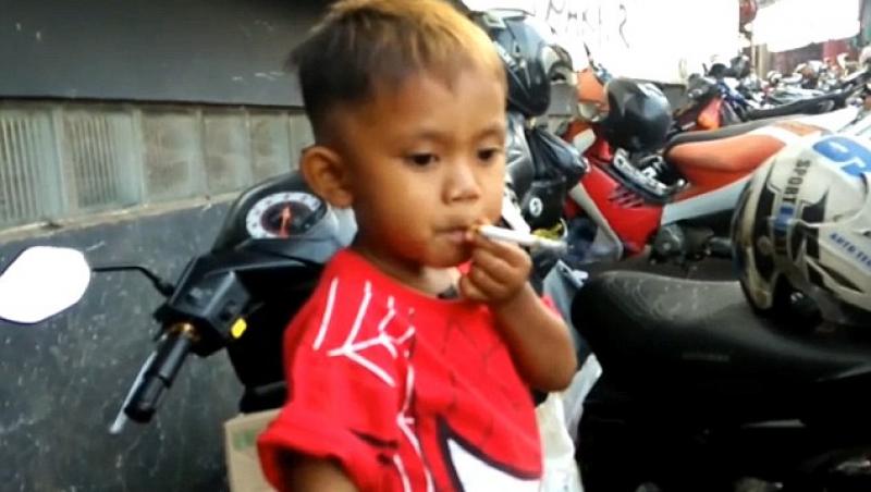 VIDEO VIRAL. Are doar doi ani, dar fumează 40 de ţigări pe zi. Cazul copilului face înconjurul lumii: 