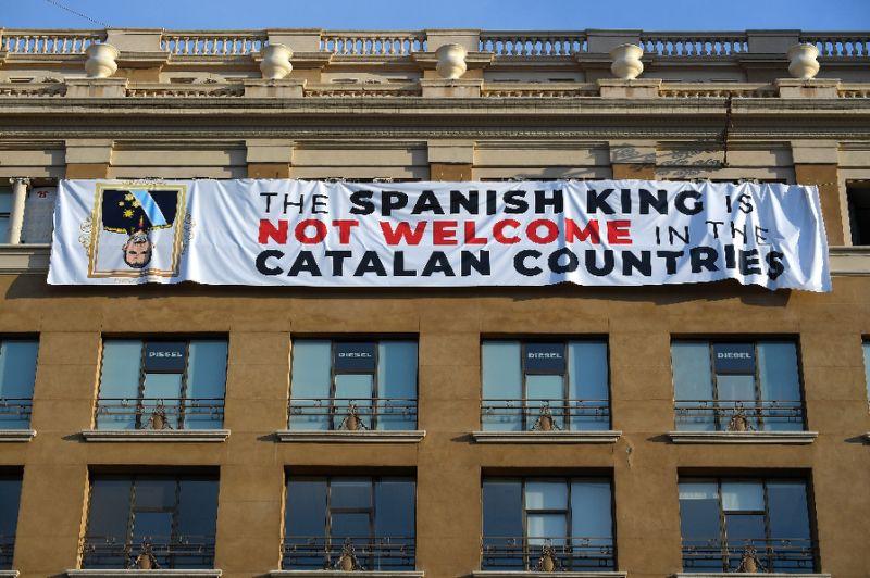 "Regele Spaniei nu este binevenit &icirc;n teritoriile catalane"! Mesajul antimonarhist apărut la Barcelona cu o zi &icirc;nainte de omagierea victimelor atentatului de anul trecut