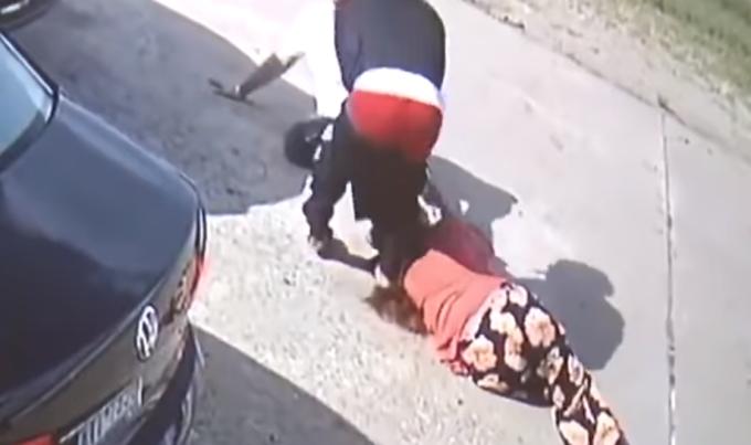 VIDEO ȘOCANT! A mers la bancă să scoată 75.000 de dolari, dar a fost urmărită de un individ! Ce a urmat apoi e cumplit!&nbsp;