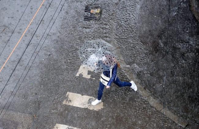 Vești proaste de la meteorologi! Nu scăpăm de ploi nici la sf&acirc;rșitul săptăm&acirc;nii! Zonele din țară &icirc;n care se vor &icirc;nregistra precipitații