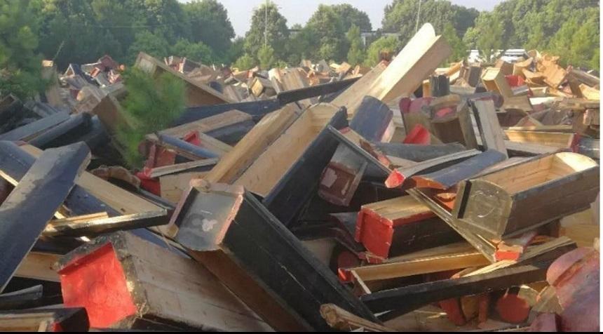 Imagini ȘOCANTE. Angajați ai primăriei filmați cum distrug sicrie şi dezgroapă cadavre! Imagini NERECOMANDATE persoanelor sensibile