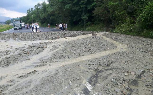 Trafic blocat pe DN 1, din cazuza aluviunilor. S-au str&acirc;ns COLOANE de mașini mai lungi de doi kilometri!