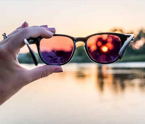 Cum îți dai seama că ochelarii tăi de soare sunt periculoși? Un detaliu arată totul!