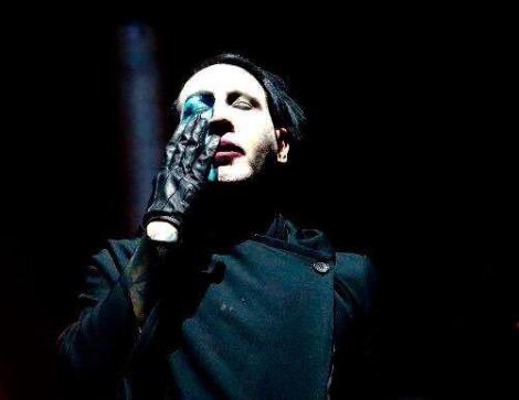 Moment de panică! Marilyn Manson S-A PRĂBUȘIT pe scenă, în timpul unui concert. Ce s-a întâmplat cu rockerul - VIDEO