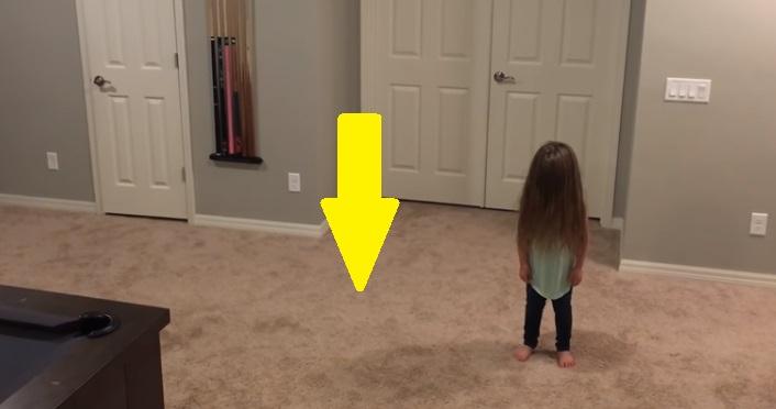 O mamă și-a găsit fiica stând într-o poziție bizară! Ceea ce a urmat întrece orice imaginație (VIDEO)
