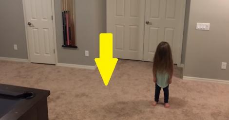 O mamă și-a găsit fiica stând într-o poziție bizară! Ceea ce a urmat întrece orice imaginație (VIDEO)