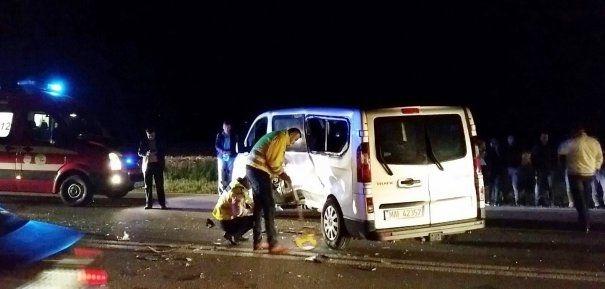 Trei răniți &icirc;n urma unui ACCIDENT pe A2. Microbuzul &icirc;n care se aflau s-a RĂSTURNAT. Echipajele de urgență acordă primul ajutor