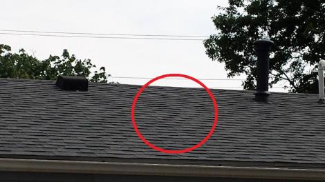 Un bărbat din Mehedinți își renova acoperișul atunci când a dat peste ceva șocant! A chemat imediat poliția