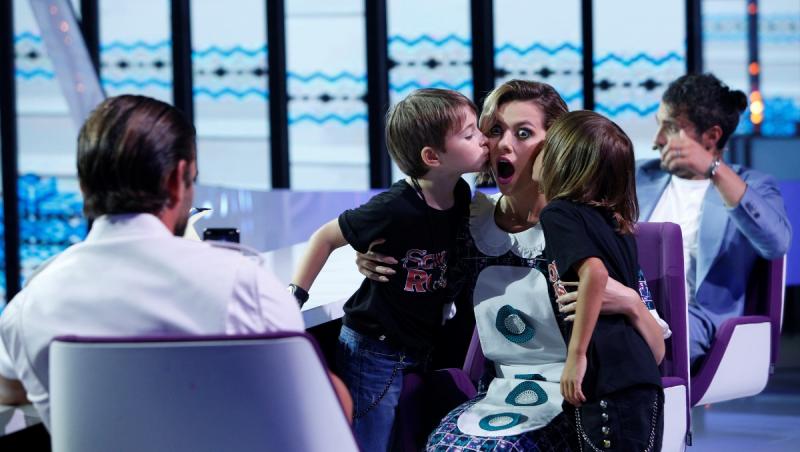 Un copil de șapte ani îi dăruiește cămașa sa Lidiei Buble,  ca să-l facă gelos pe iubitul ei, Răzvan