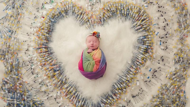 Îți sfâșie inima instant! Motivul pentru care un bebeluș e înconjurat de peste 1.000 de seringi! Fotografia bizară a făcut înconjurul lumii 