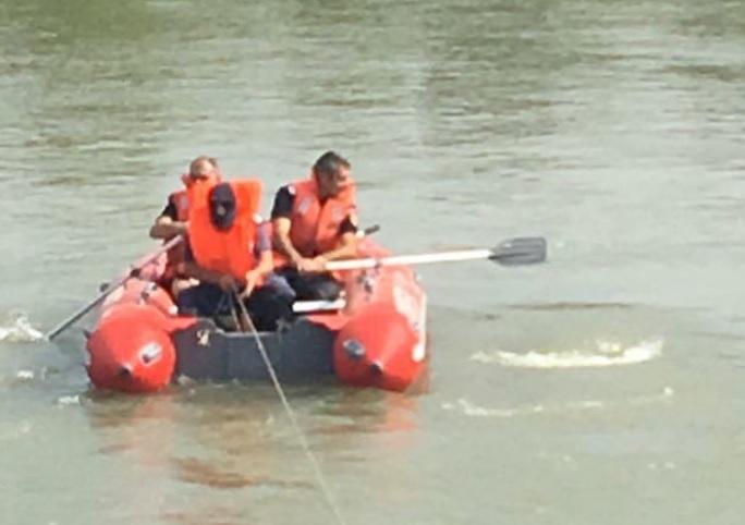 Clipe de GROAZĂ! Un copil de șase ani, căutat după ce a intrat &icirc;n Siret și nu a mai ieșit la mal