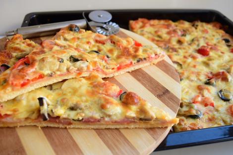 Cum faci cea mai delicioasă pizza de casă cu blat pufos și topping generos!